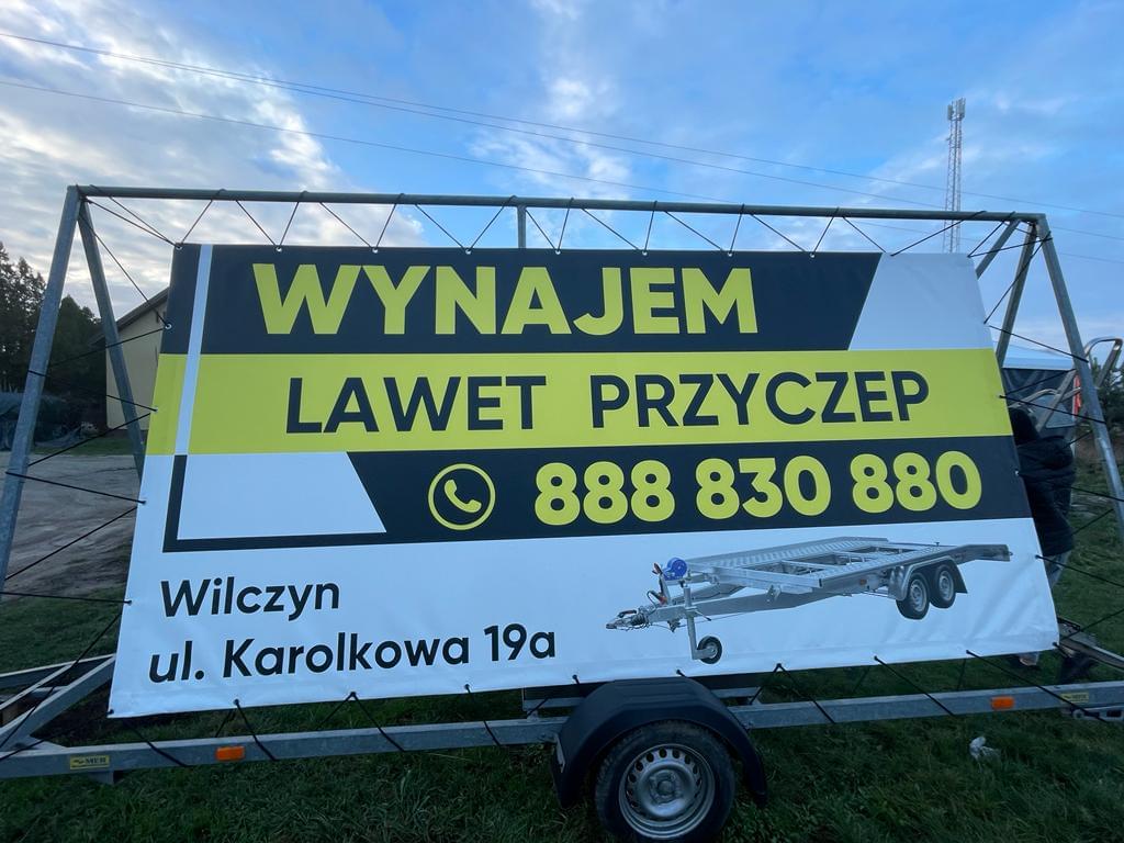 zdjęcie przyczepy reklamowej z biało-żółtą plandeką reklamową